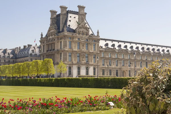 Louvre Paris fra Jardin des Tuileries - Frankrike – stockfoto