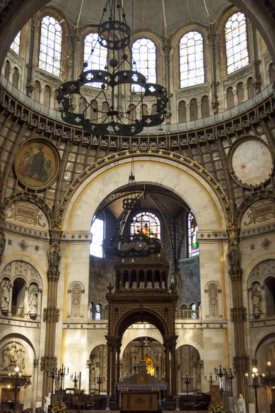 Interieur van saint - augustin kerk. Paris, Frankrijk. — Stockfoto