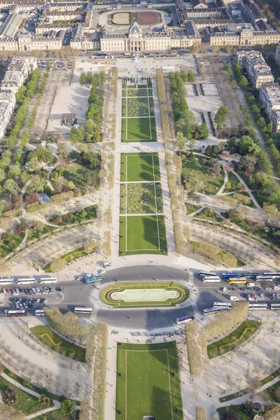 Vista aérea desde la Torre Eiffel en el Campo de Marte - París . —  Fotos de Stock