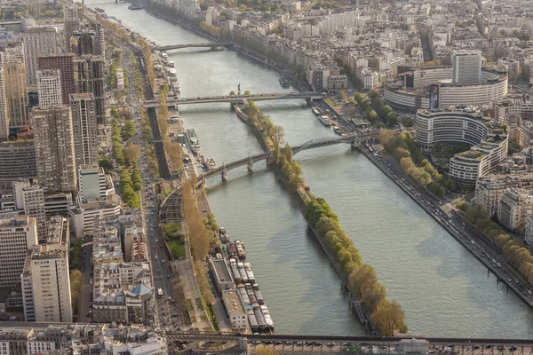 Luftaufnahme vom Eiffelturm am Seine-Fluss - Paris. — Stockfoto