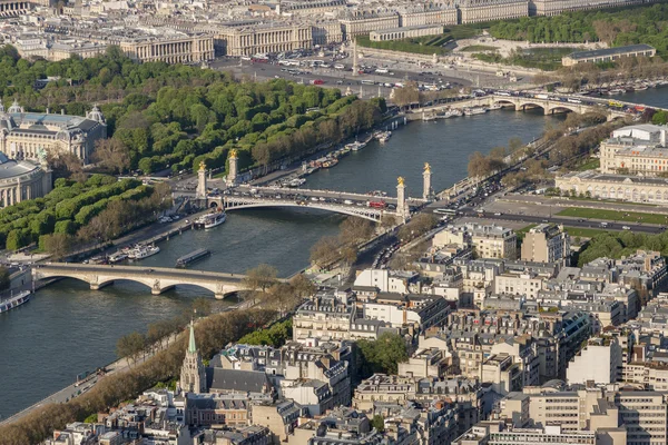 Luchtfoto uitzicht vanaf de Eiffeltoren op de seine rivier - Parijs. — Stockfoto
