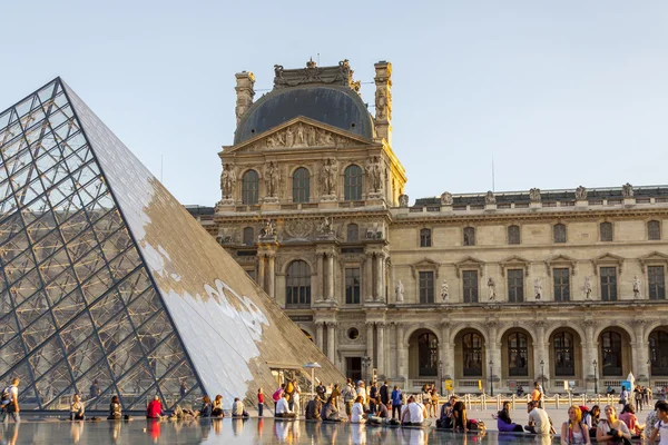 Buiten van Louvremuseum - Parijs. — Stockfoto