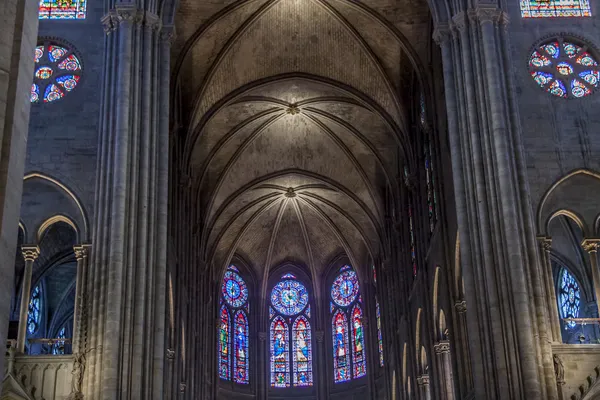 Interiören i katedralen notre dame - paris. — Stockfoto