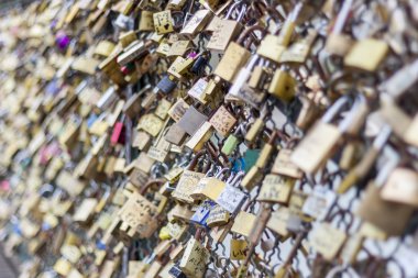pont des arts köprü kilitler seviyorum, paris nehrine SEINE. FRA