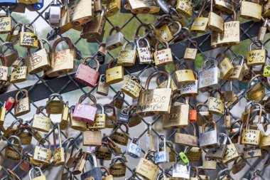pont des arts köprü kilitler seviyorum, paris nehrine SEINE. FRA
