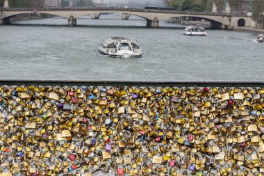 pont des arts köprü kilitler seviyorum, paris nehrine SEINE. FRA