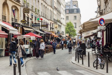 turistler walk geçmiş bir kafeterya ve Hediyelik eşya mağazası - paris, Frangı
