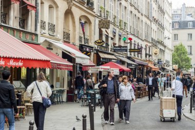 turistler walk geçmiş bir kafeterya ve Hediyelik eşya mağazası - paris, Frangı