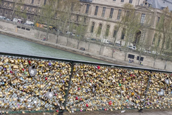 Hou van hangsloten op pont des arts brug, seine rivier in Parijs. FRA — Stockfoto