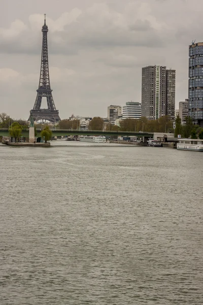 Eiffeltoren en kleine Vrijheidsbeeld - Parijs. — Stockfoto