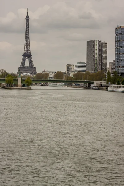 Eiffel tower and small statue of Liberty - Paris. — Stock Photo, Image