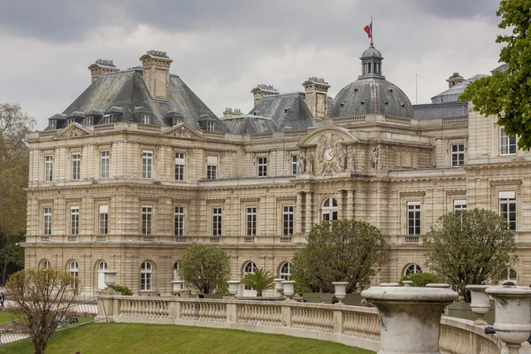 宫殿在卢森堡花园，巴黎，法国. — 图库照片