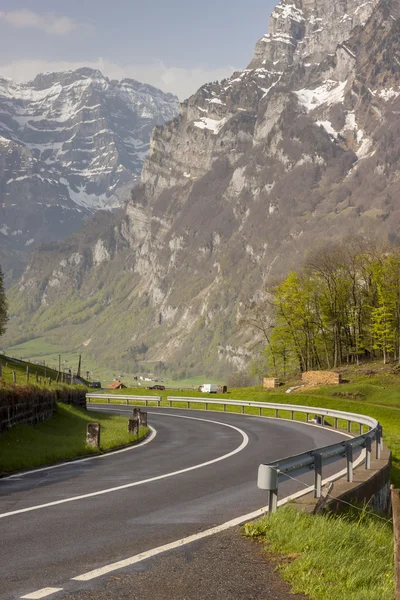 Berg asfalt route - Zwitserland. — Stockfoto