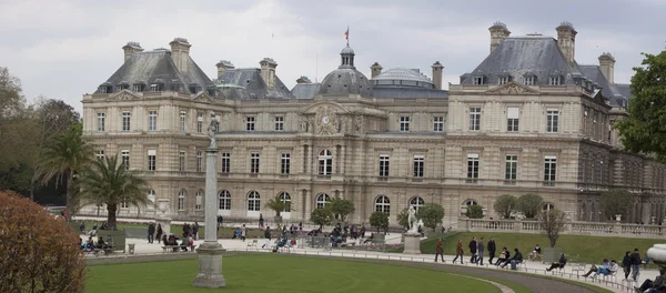 Tourist in  Luxembourg Garden - Paris. — Stock Photo, Image