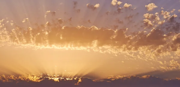 雲の切れ間から日没 — ストック写真