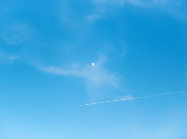 空、月、航空機のトレース. — ストック写真