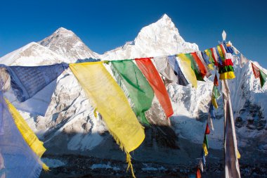 kala patthar Budist dua bayraklar ile everest görmek