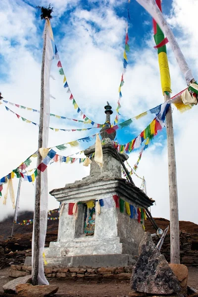 Bandeiras de oração stupa e budista em Langtang Himal - Nepal — Fotografia de Stock