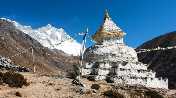 Estupa budista con monte Lhotse - camino al campamento base everest — Foto de Stock