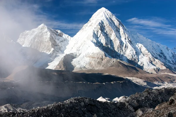 Vallée de Khumbu, glacier de Khumbu et pic de Pumo ri - nepal — Photo