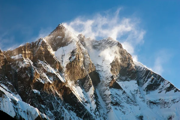 Vista serale del Lhotse con vento e nuvole di neve in cima — Foto Stock