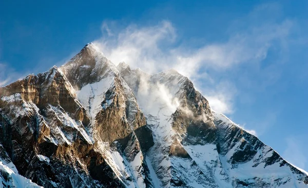 Vista nocturna de Lhotse con viento y nubes de nieve en la parte superior —  Fotos de Stock