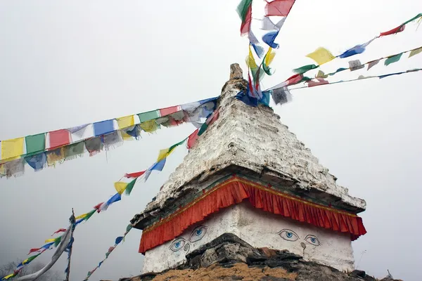 Langtang saçma - nepal stupa ve Budist dua bayrakları — Stok fotoğraf