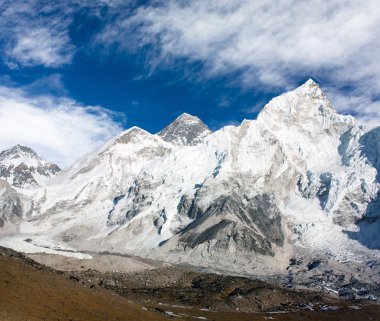 panoramik görüntüsü ile güzel gökyüzü ve khumbu buzul - khumbu Vadisi - nepal everest Dağı