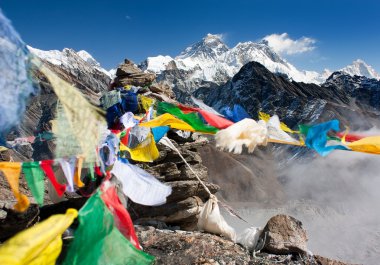 Everest görünümünden gokyo RI ile dua bayrakları - nepal