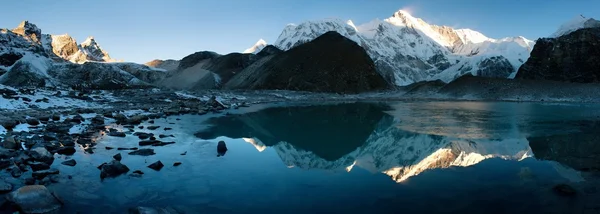 Vista de Cho Oyu espelhamento no lago - Cho Oyu acampamento base - Everest trek - Nepal — Fotografia de Stock