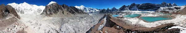 Blick vom cho oyu Basislager zum Gyazumba-Gletscher und Mount cho oyu - Everest Trek - Nepal — Stockfoto
