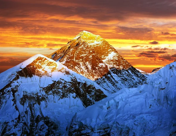 Kvällen färgade syn på everest från kala patthar - nepal — Stockfoto
