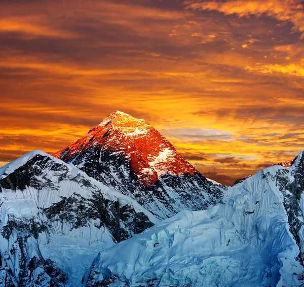 Kvällen färgade syn på everest från kala patthar - nepal — Stockfoto