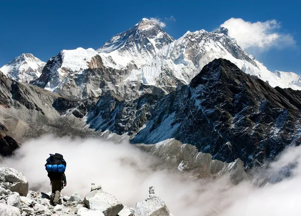 Blick auf Everest von Gokyo mit Touristen auf dem Weg zum Everest - Nepal — Stockfoto