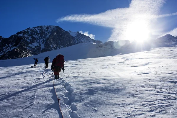 Grupa wspinaczy na lina na lodowiec - słoneczny dzień na górze — Zdjęcie stockowe