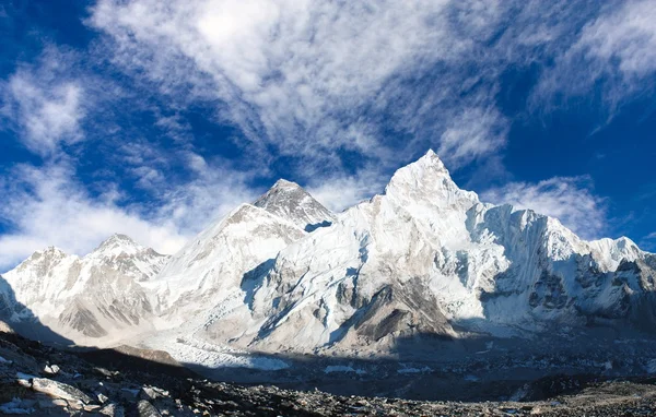 Panoramic view of Mount Everest with beautiful sky and Khumbu Glacier - Khumbu valley - Nepal — Stock Photo, Image