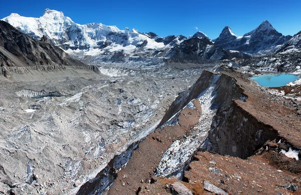 Uitzicht vanaf cho oyu base camp naar ngozubma en gyazumba gletsjer - everest trek - nepal — Stockfoto