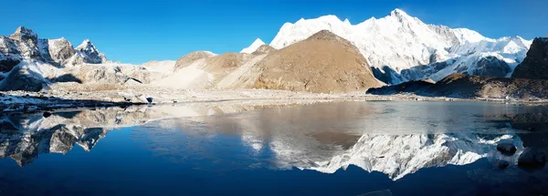 View of Cho Oyu mirroring in lake - Cho Oyu base camp - Everest trek - Nepal — Stock Photo, Image