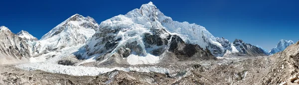 Panorámás kilátás nyílik a Balogh everest everest, erotikà, gleccser és a jég alá khumbu. — Stock Fotó