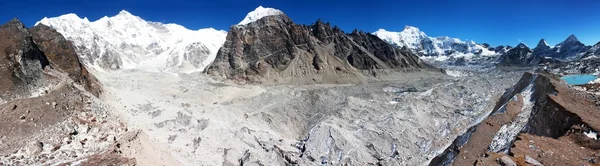 查看从 cho 该矿大本营 gyazumba 冰川和装载 cho 该矿-珠穆朗玛峰迷航-尼泊尔 — 图库照片