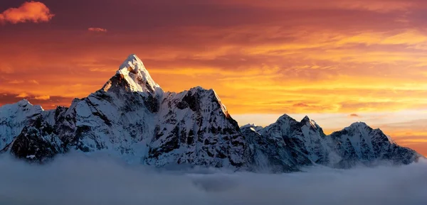görünümünü ama dablam everest ana kampı giderken akşam