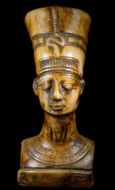 siyah arka plan üzerine Kraliçe nefertiti büstü
