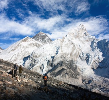 everest ve nuptse gelen turistlerin kala patthar görünümü