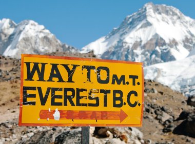 Everest Dağı'nın m.ö tabelasını yol.