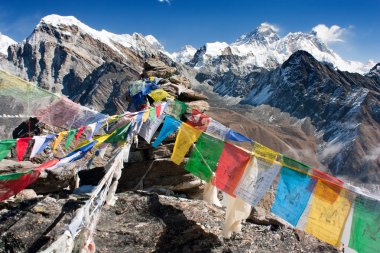 Everest görünümünden gokyo RI ile dua bayrakları - nepal