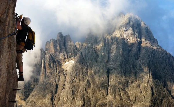 登山人在通过 ferrata 或在意大利或奥地利 dolomiten klettersteig — 图库照片