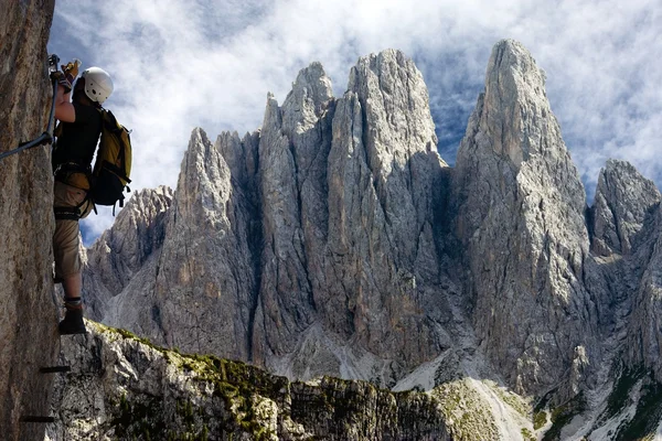 登山人在通过 ferrata 或在意大利或奥地利 dolomiten klettersteig — 图库照片