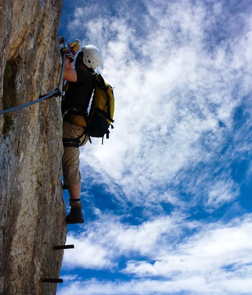 Alpinista sulla via ferrata o klettersteig - sport estremo in Austria o in Italia — Foto Stock