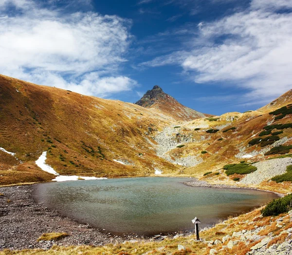 Höstlig utsikt över mount ostry rohac en jamnicke pleso lake - tatra-bergen - Slovakien — Stockfoto