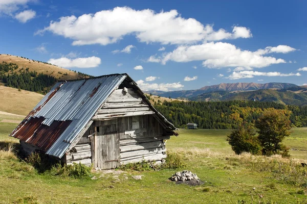 木质小屋与天空和云山脉 — 图库照片